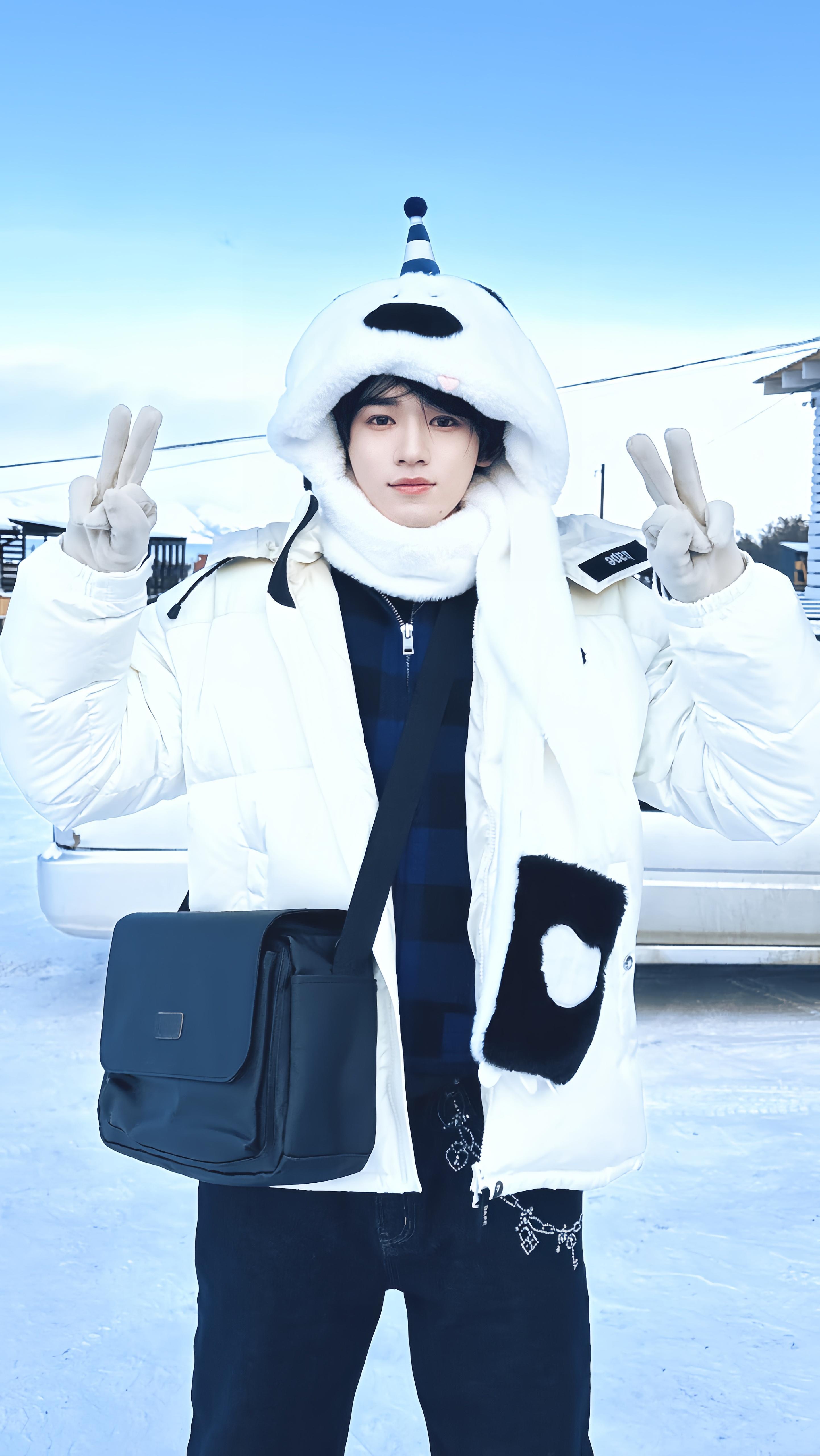 宋亚轩 🐬宋亚轩 廿一破晓镌光出鞘 [音乐]宋亚轩中指无名指比耶 ❄️拥有矛盾