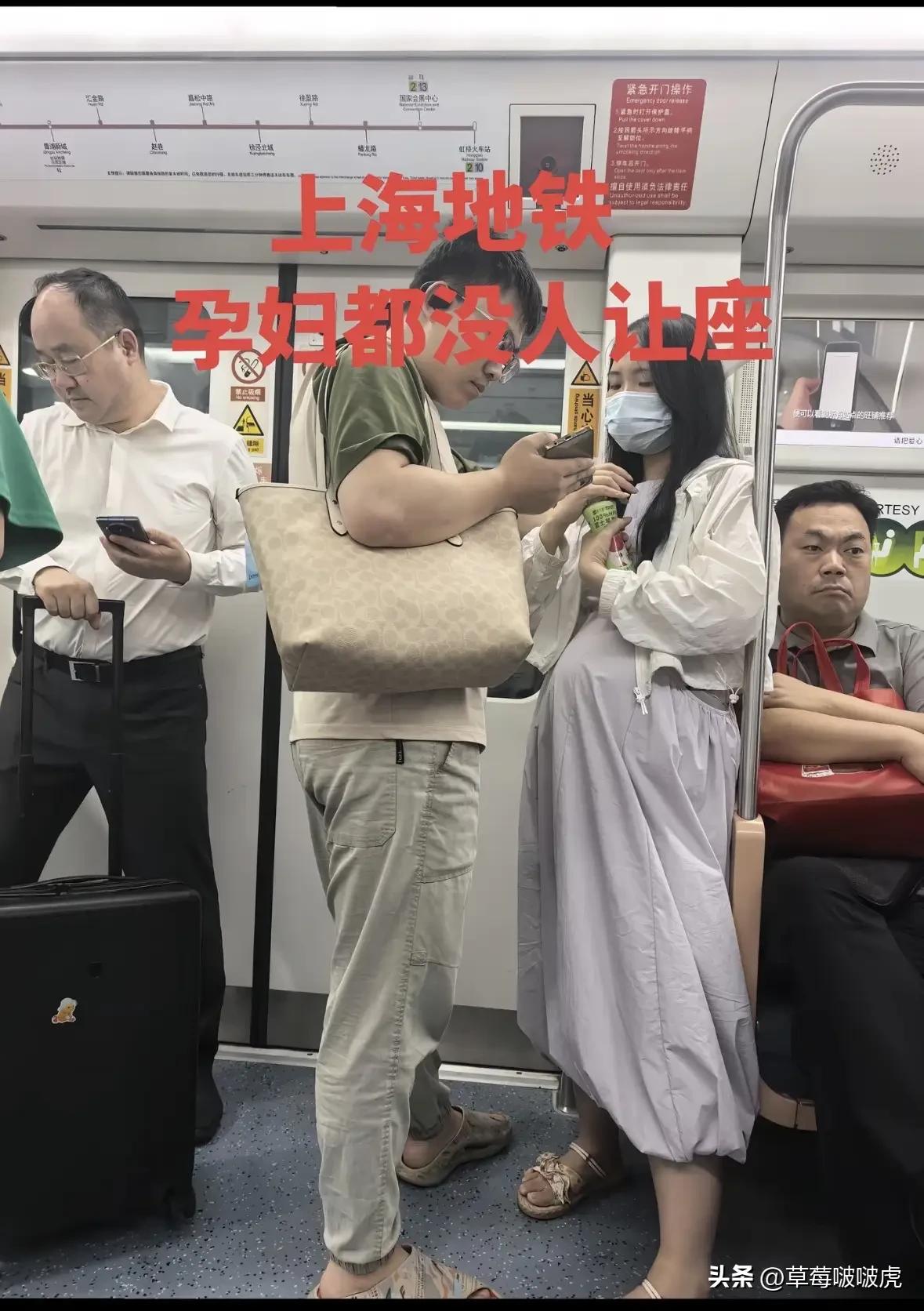 网友晒出地铁上的一幕，不得不说，看着有点心酸！