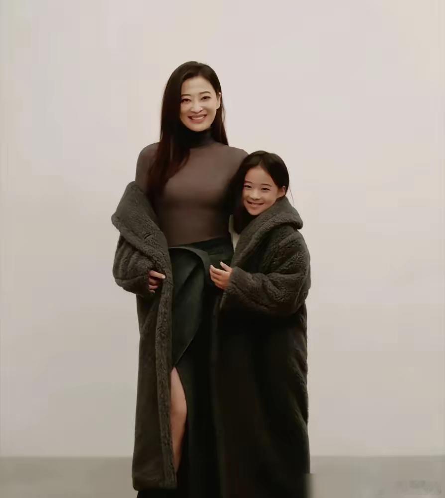 12岁，一部电影，7亿票房，横扫新人奖。 梅婷女儿曾慕梅，把“星二代”这碗饭，彻