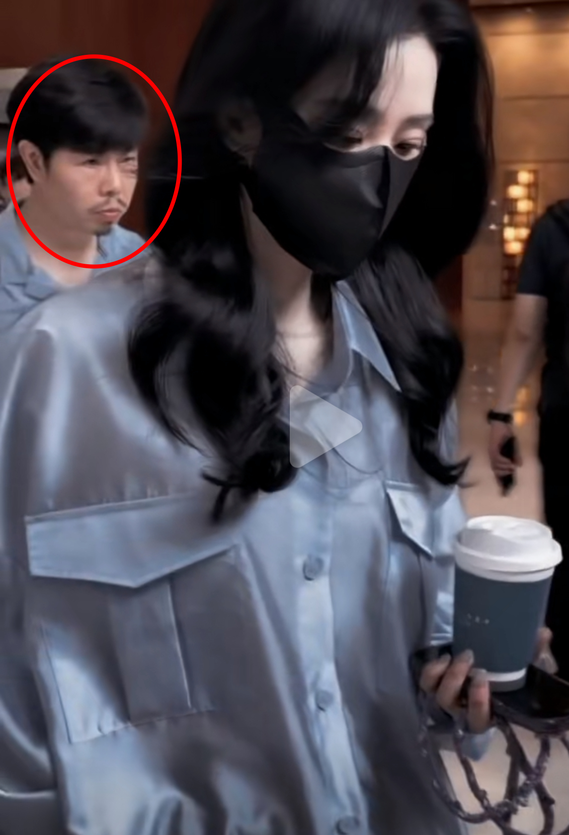 本来在感叹刘诗诗清冷的气质，突然看到后面的陈妈[笑cry]...表情还挺萌 ​​