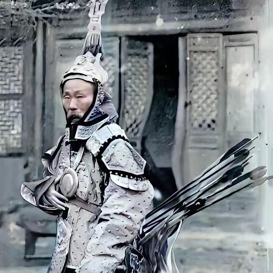 1903年，广西提督苏元春被押送京城将要斩首，他多年的同僚好友纷纷袖手旁观，唯有