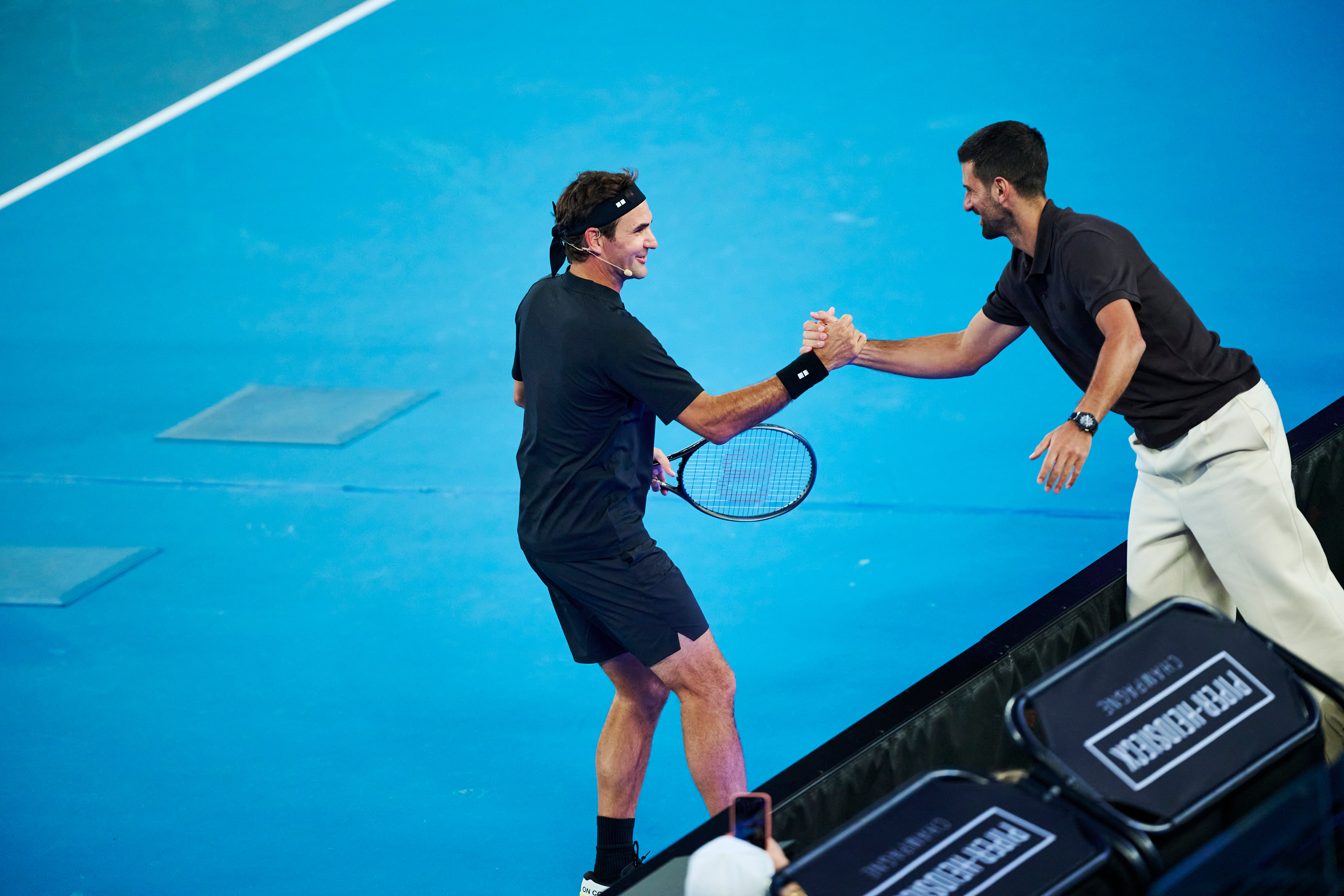 名场面！澳网2026 费德勒突然横跨球场跑步到场边和小德握手！我也很幸运成功拍下