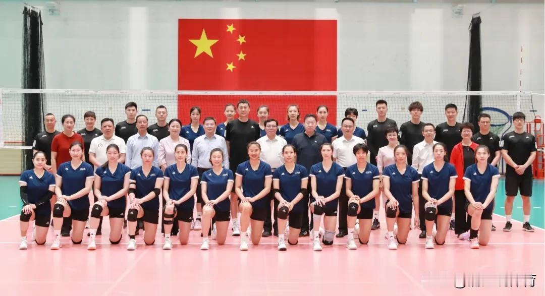 漳州市领导看望慰问中国女排，天津大将王媛媛归队，19名球员奏响世联赛集结号。漳州