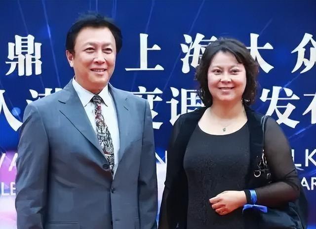 1990年除夕夜，唐国强的妻子洗完澡化完妆，穿上一身新衣，用一根绳子结束了自己的