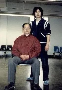 尤朋熙为留德医学博士，也是国际象棋大师，与好友谢侠逊，屡屡称霸上海滩。他还有神拳