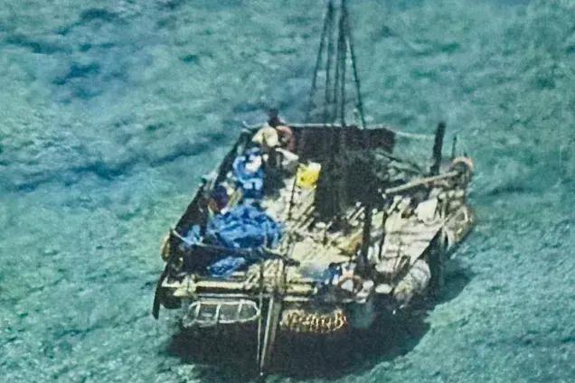菲律宾海岸警卫队周六表示，在南海的黄岩岛内发现的漂浮结构已经转移到该岛的北部。菲