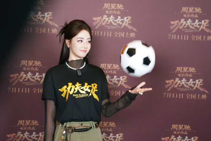 迪丽热巴晒了钰珑迪丽热巴晒路演现场照 迪丽热巴晒了钰珑，迪丽热巴晒路演现场照，报