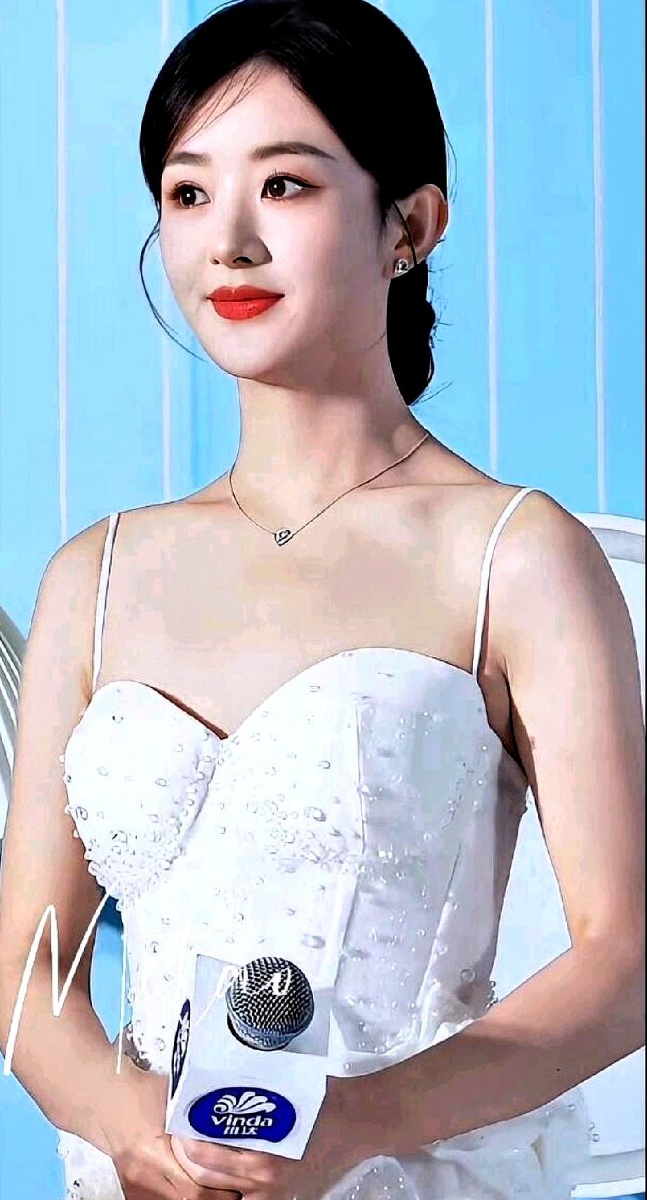 最近又被赵丽颖的美图刷屏了吗？
 

这位姐每次亮相都把那种可甜可盐的气质拿捏得