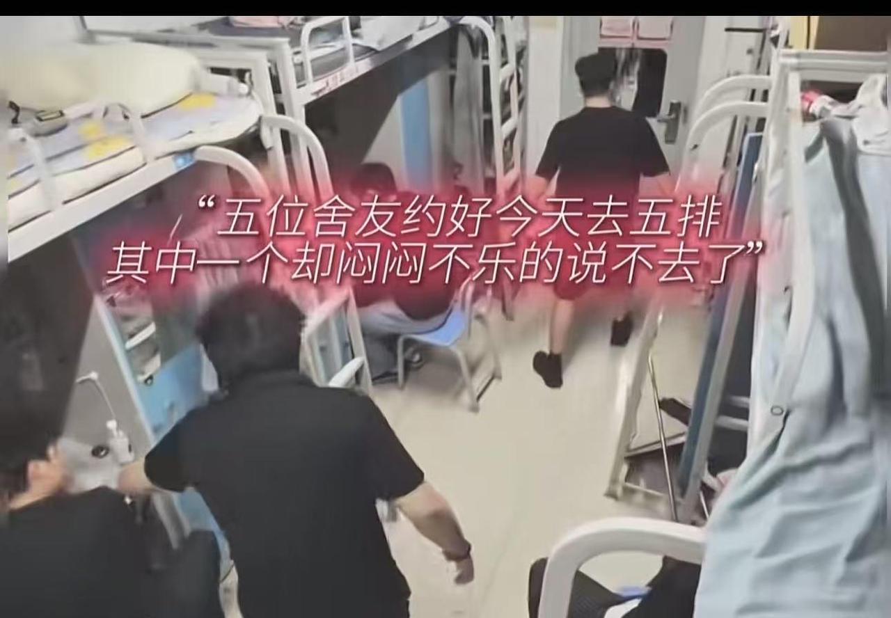 看哭了！妈妈生病还差两万手术费，男孩在宿舍愁眉不展，几个室友知道后，较劲脑汁帮忙