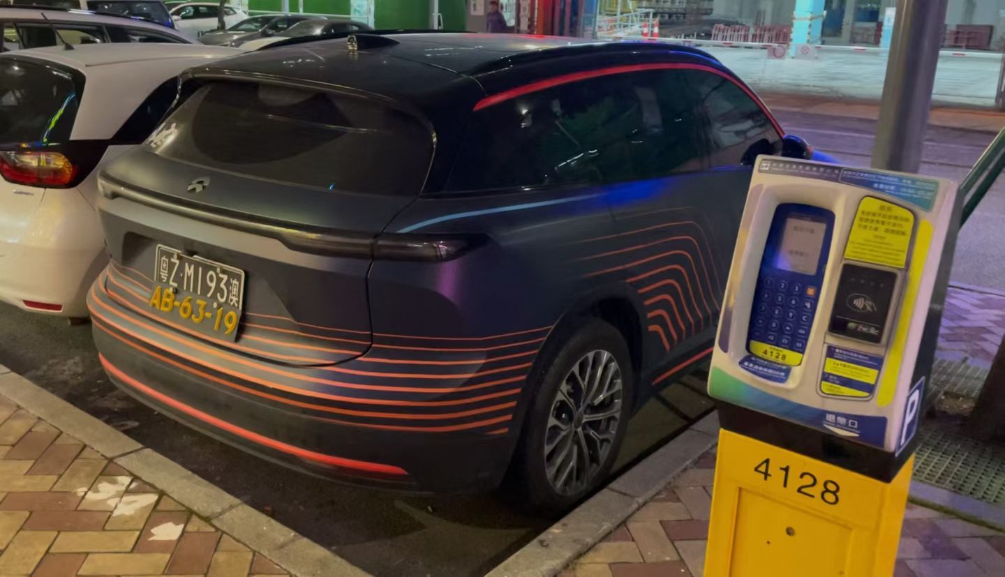 国产新能源车换个牌照颜值立马释放出来了，尤其是这台白色的小鹏X9！
