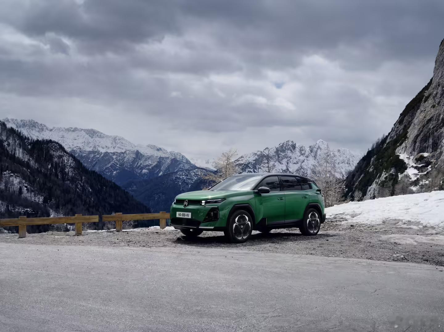雪铁龙全新 C5 Aircross 正式发布，新车在外观设计上更加大胆，线条更具