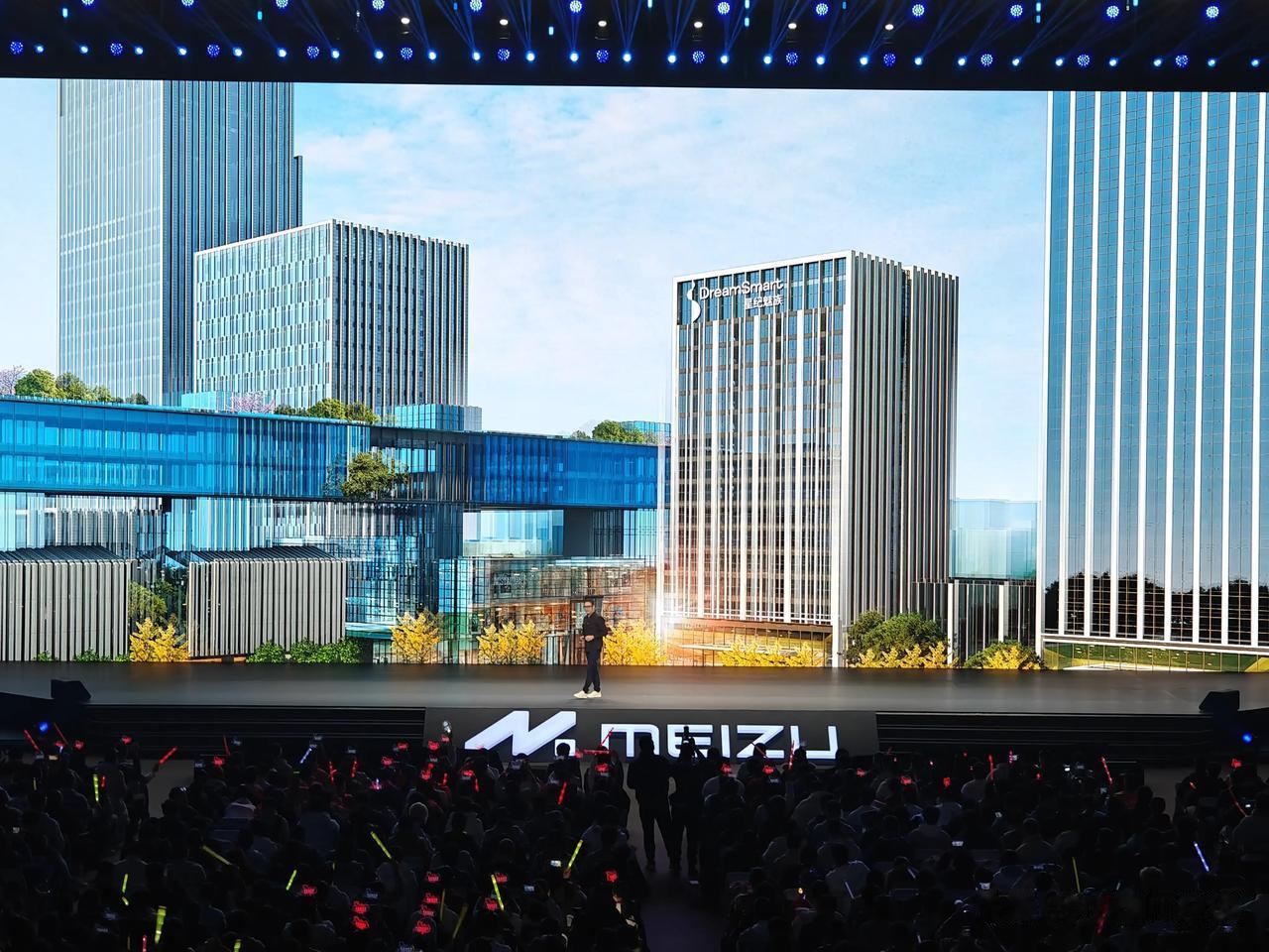沈子瑜：星纪魅族集团业务目前包含汽车、手机以及 XR 智能眼镜三大业务板块。
2
