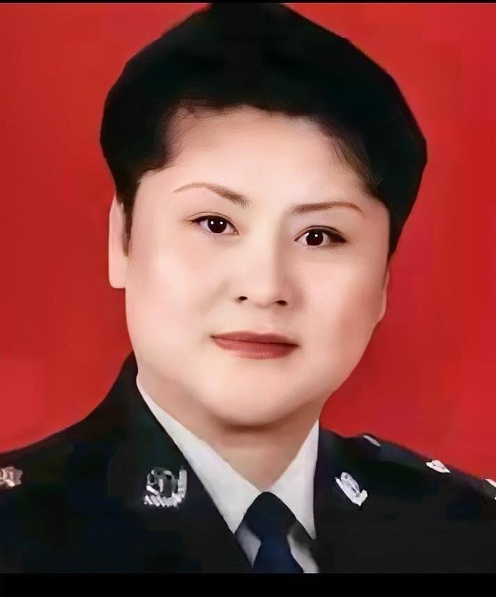 匕首抵着脖子塞进出租车时，王玉荣硬生生咽下了呼救——她怕一挣扎，刀尖先捅穿前排无