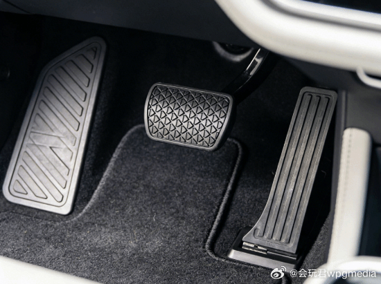 车祸被撞坏5颗牙 一次性索赔40年换牙费坐车途中发生事故，受伤治疗后期还需要康复