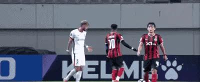 林加德踢球那会儿，曼联球迷喊他“林皇”。
现在没人喊了，连替补席都坐不稳。
去年