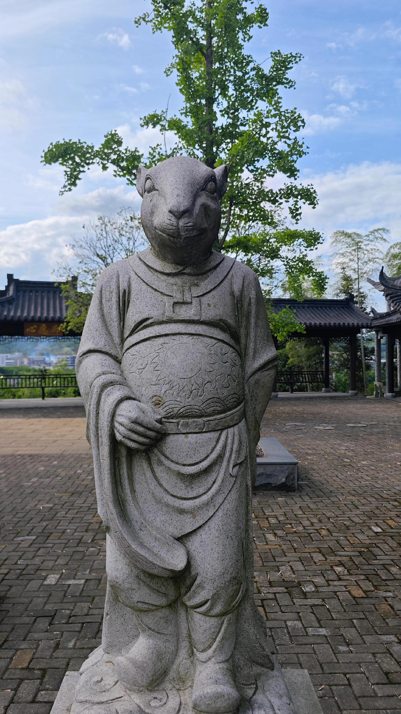 漫步安吉孝德文化园，很少有人会留意路边静静伫立的十二生肖石像。不像网红打卡点那般