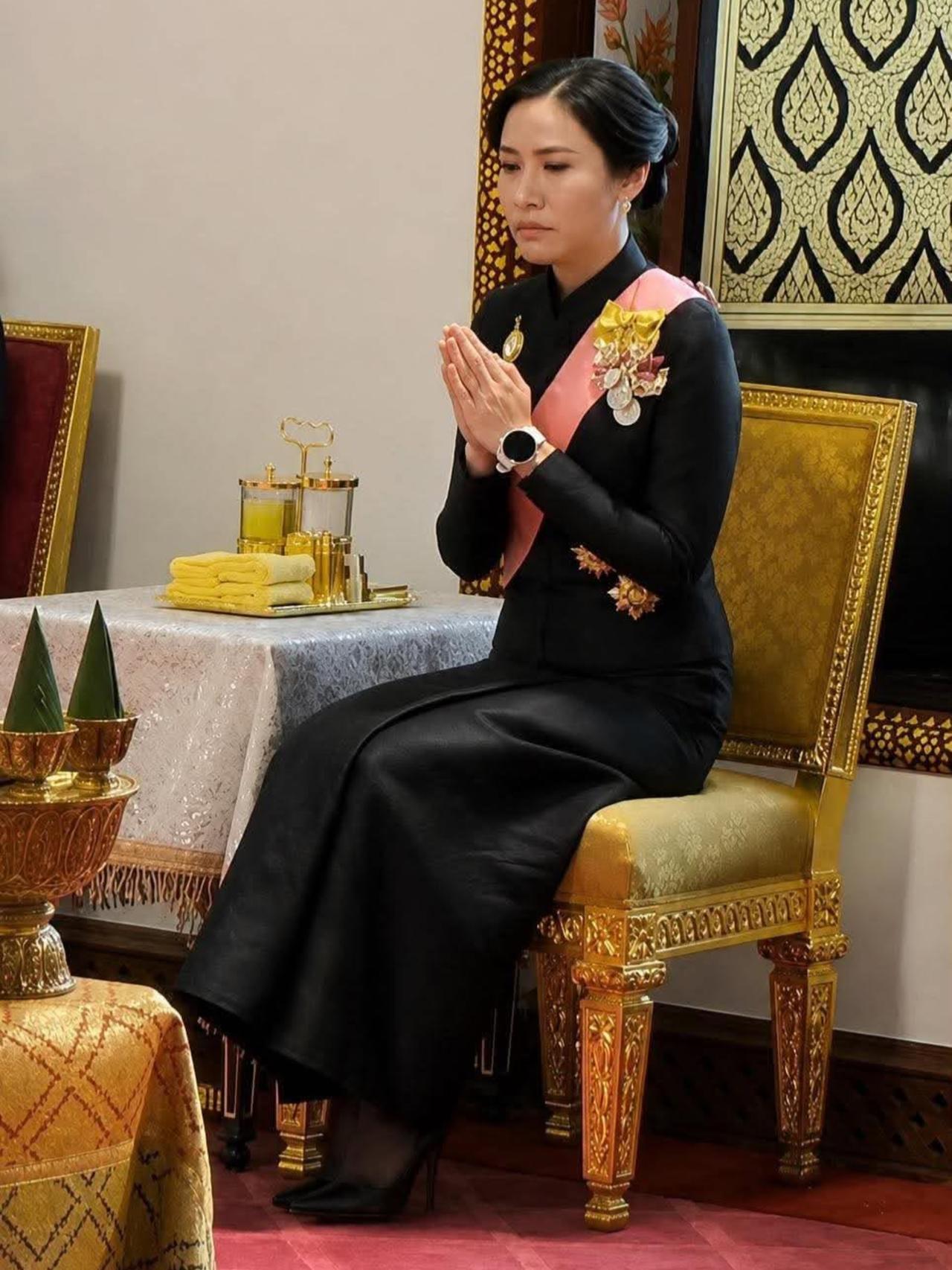 帕公主葬礼第5天，诗妮娜妈妈也来奔丧
诗妮娜虽被送去德国，但没被踢出王室核心圈。