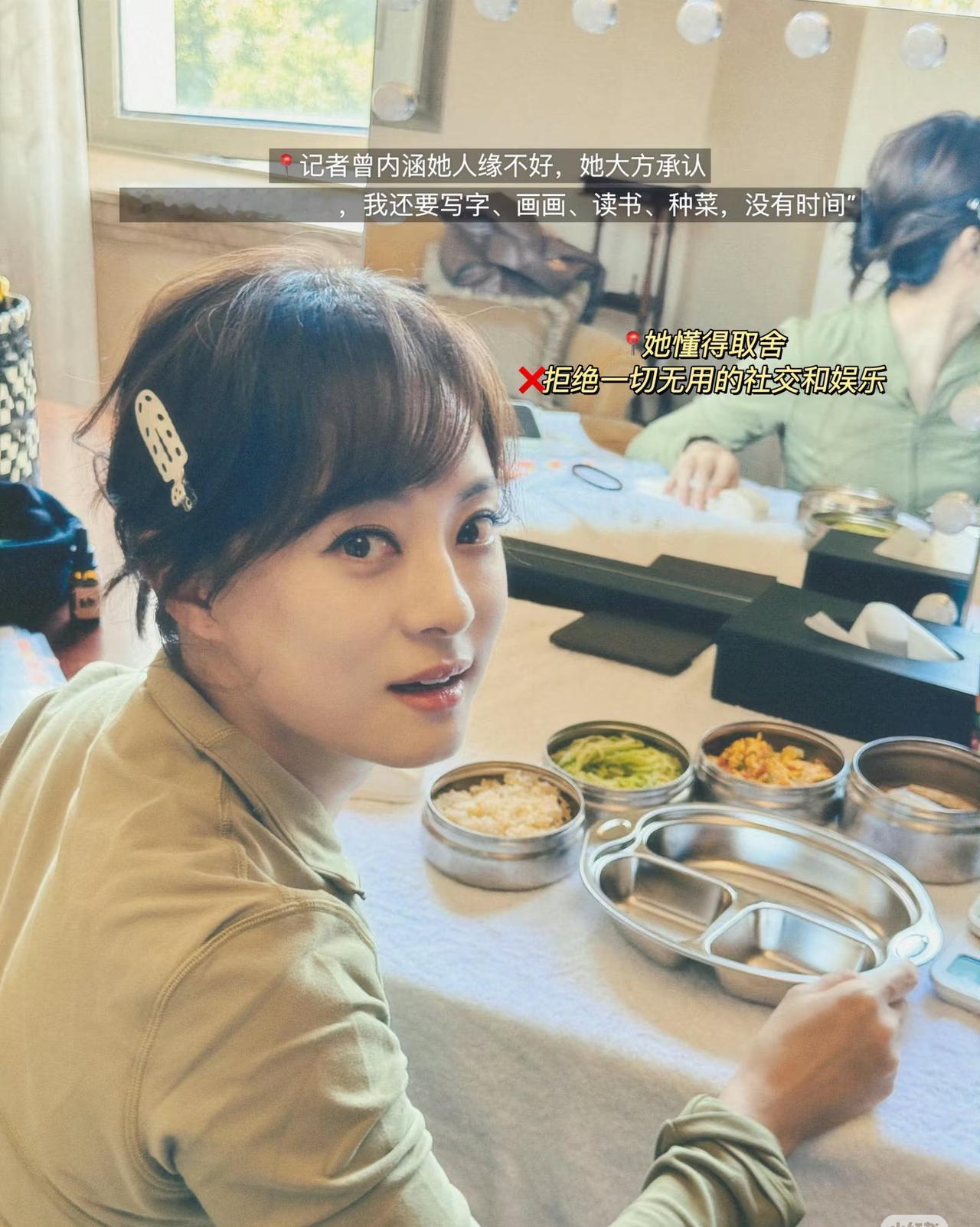 刷到孙俪最近的动态，发现和想象中43岁的状态一点也不一样，红毯上黑丝绒礼服优雅得