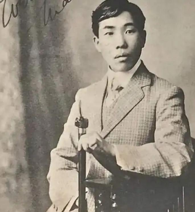 1918年5月2日，苏曼殊暴饮暴食，逝世时年仅35岁，死后在他枕头和床铺下发现很