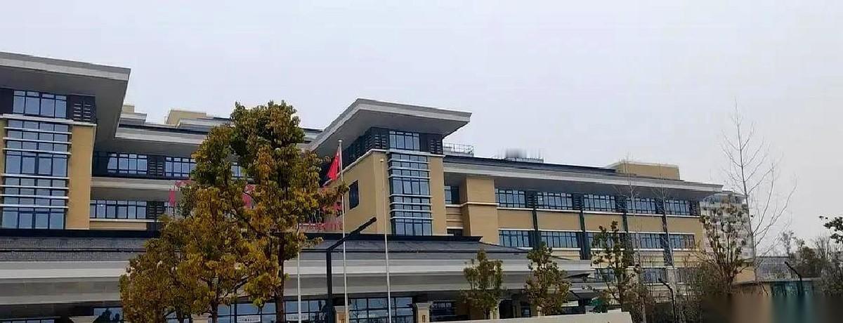 郑州一家三甲医院，新院区盖得跟宫殿似的，结果空到把大厅的扶梯都给关了，省电。
这