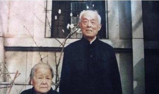 1964年，北大教授季羡林听说妻子彭德华要来北京，连夜把家里的大床换成了单人床，