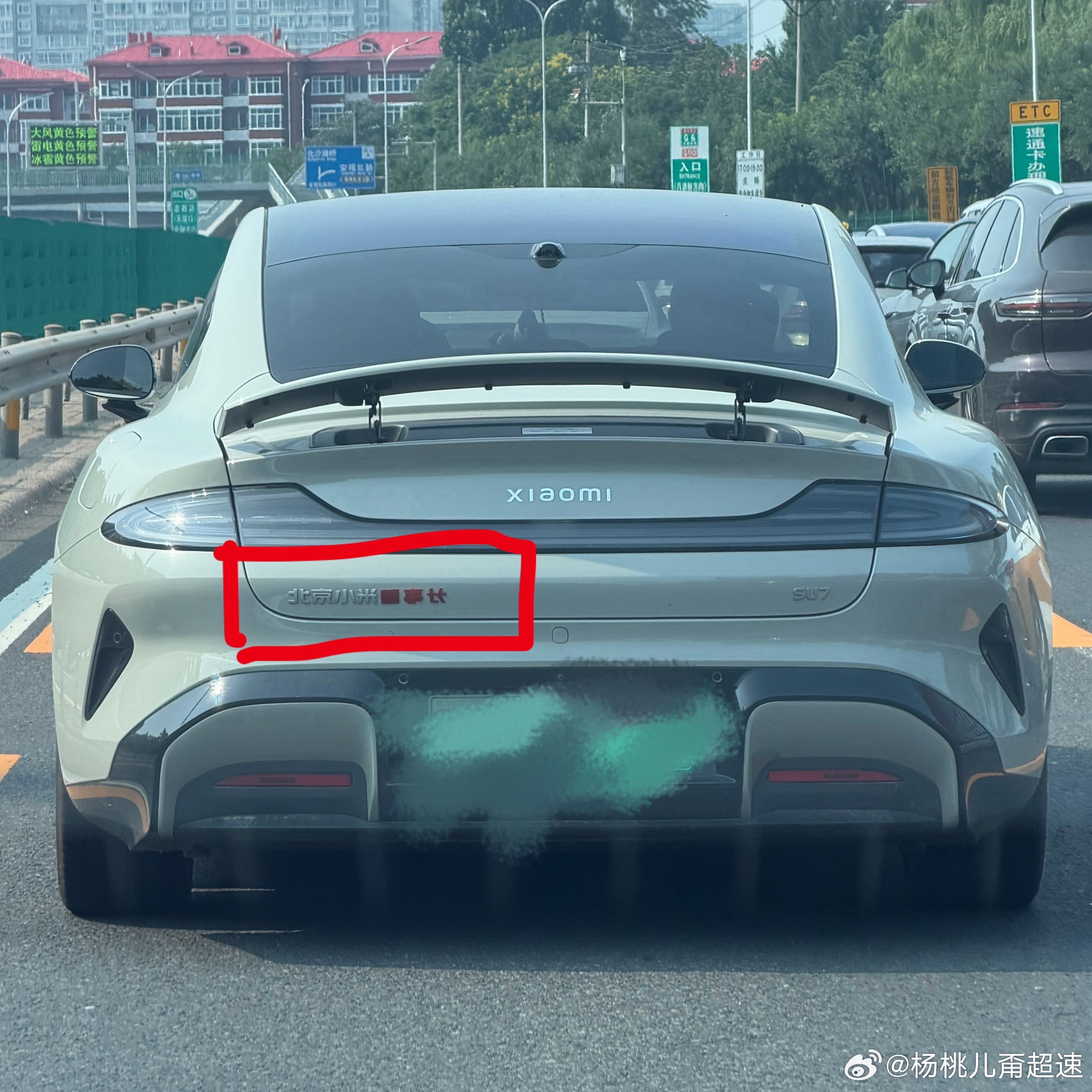 这抬头儿，够横的