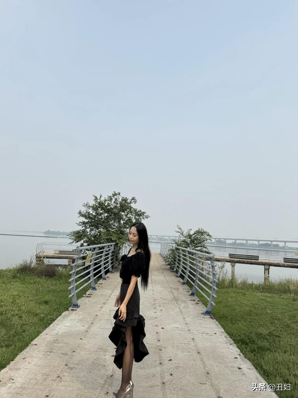女人穿裙子配什么鞋显得更有品味?女人穿裙子配高跟鞋，那品味直接拉满！就说夏天，“