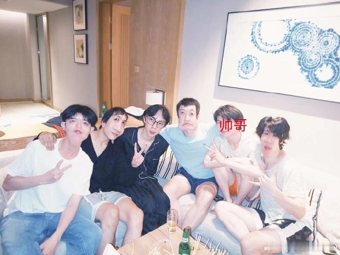  #黄誉博p脸# 《闪光的夏天》黄誉博居然这么有梗的吗？怎么把大家的脸都p的奇形