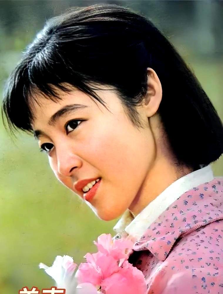 你敢信？80年代三个国民级影后，巅峰期全跑了。
 
龚雪刚拿金鸡百花双料影后，旁