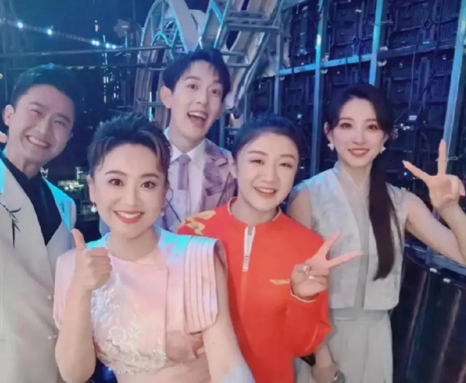 陈梦也要主持节目吗？中间的帅男不熟悉，其他的三位可是央视的大腕主持人。终于又看见
