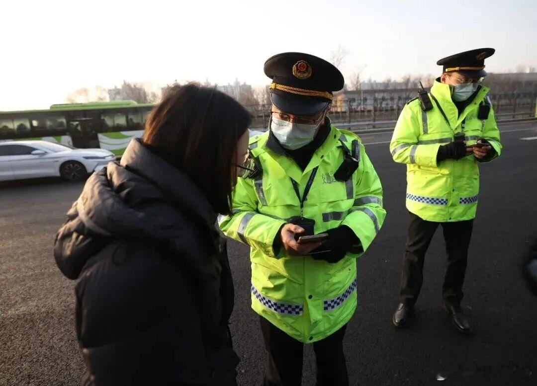【爱车安全贴士 多辆“黑车”跨省狂奔进京？查处！】近日新京报报道了在北京和河北燕