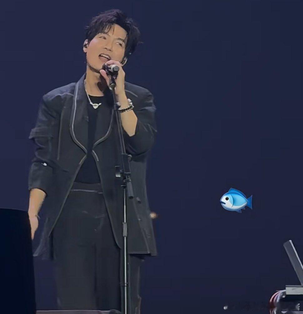 陈楚生真的是默默付出了很多，才换来今天的舞台 ​​​