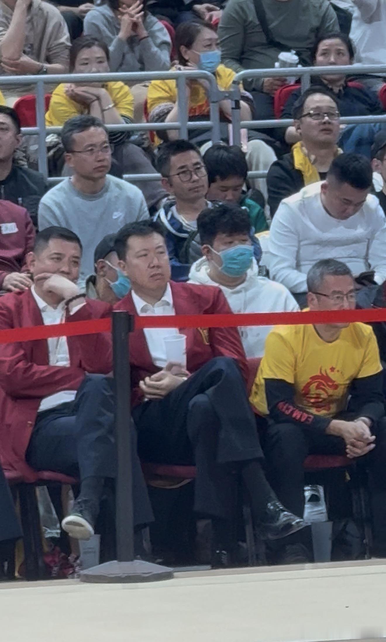 最后要篮板的时候周琦和曾凡博一直在场下，防守回合一直是李翔波在场上，这……不说了