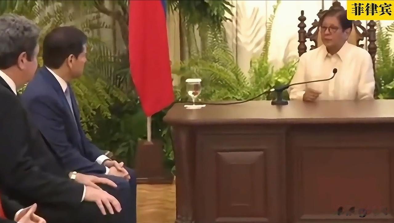 连座次都变了！美国也蒙了，菲律宾到底把谁当成老大了？

第1张图是菲律宾总统小马