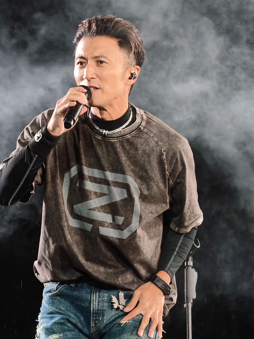 谢霆锋鸟巢一天一天贴近我的心 二十多年前错过他的演唱会，这次不想再错过了。鸟巢两