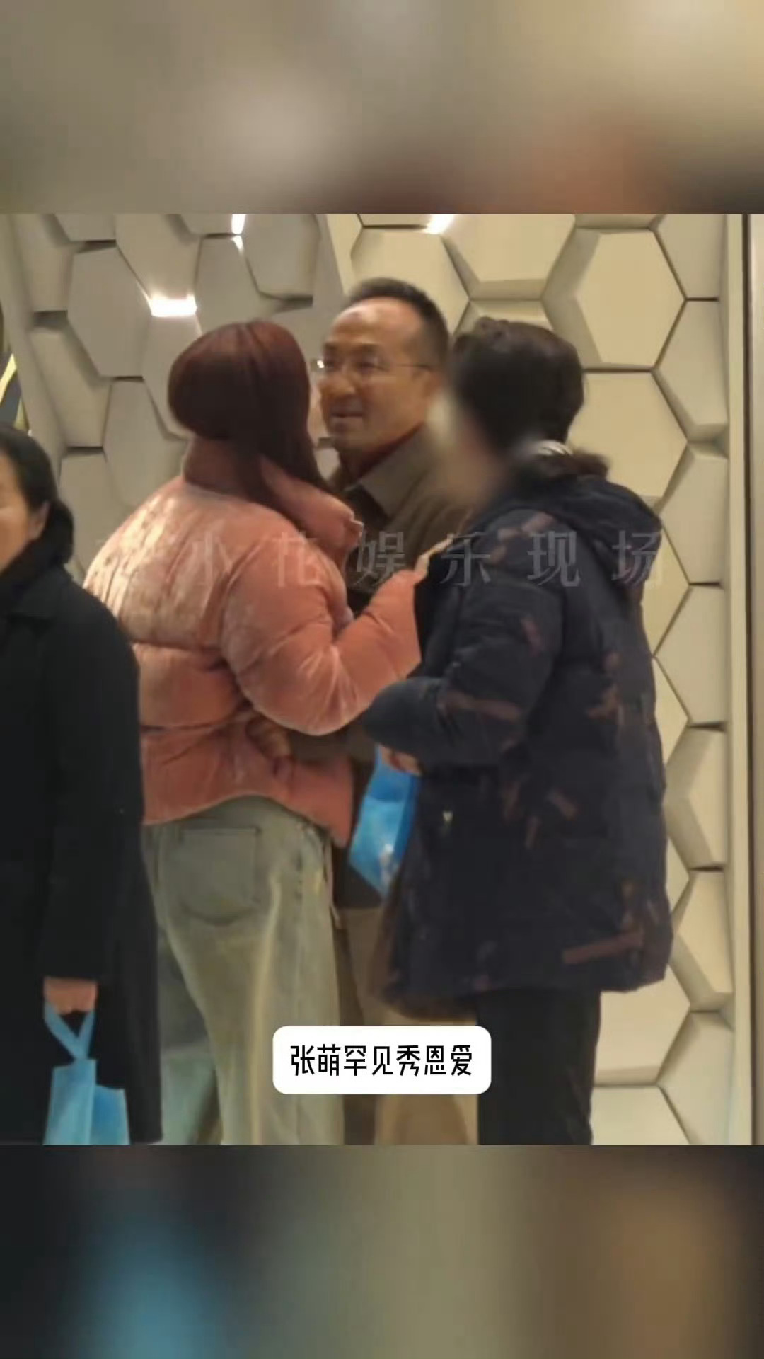 张萌被拍到路边亲吻老公秀恩爱，老夫老妻感情好稳定👫 