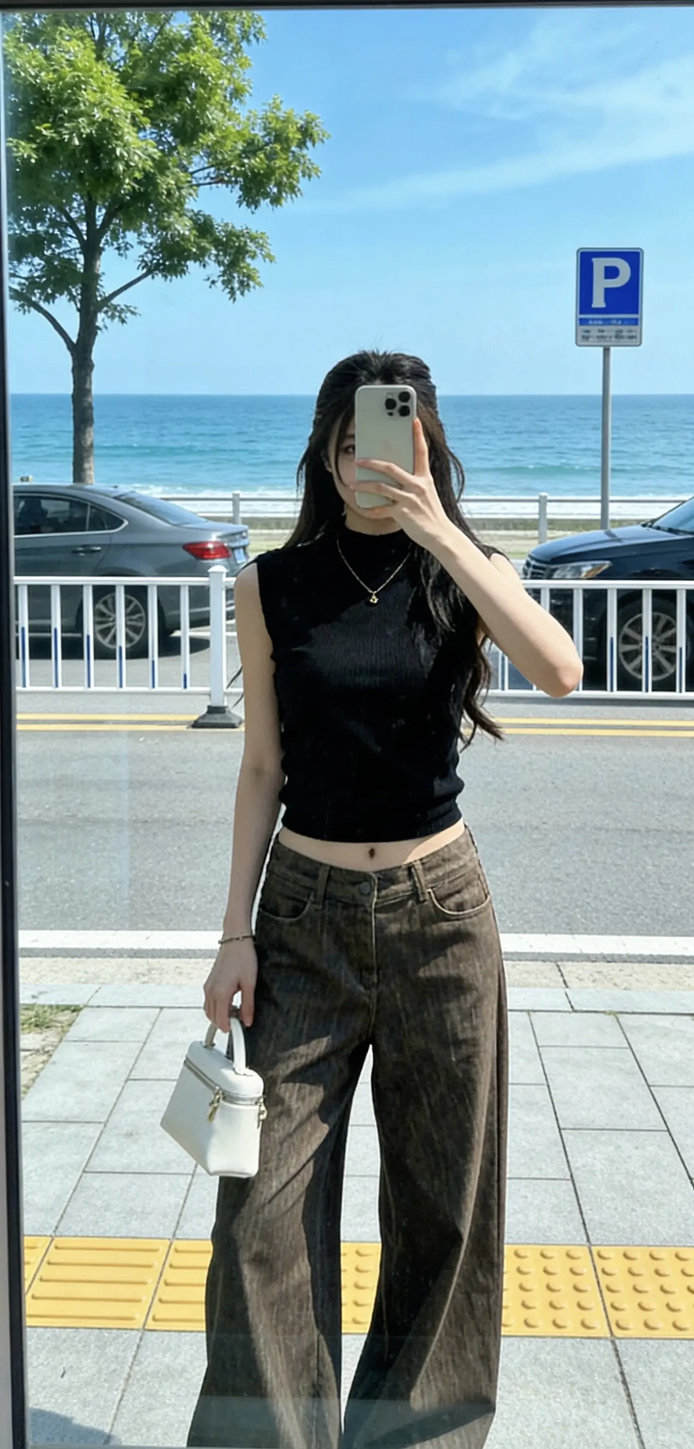 “成年人的状态大概是，心里藏着疲惫和委屈，又在尽力的讨好生活，一边在崩...