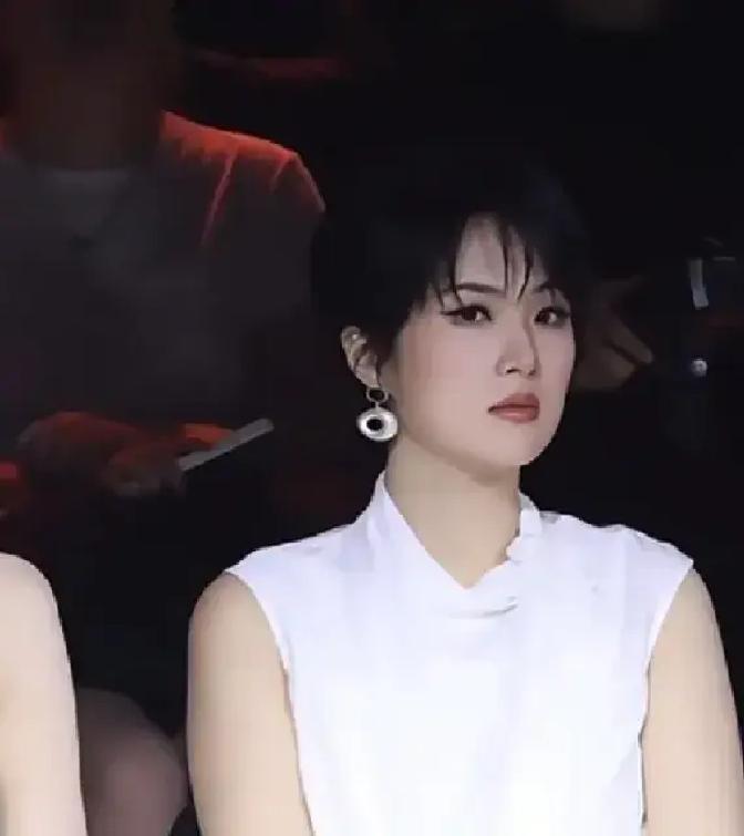 我有种预感，姚安娜应该很难再找对象了。

她长得漂亮，气质大方，不靠花里胡哨招摇