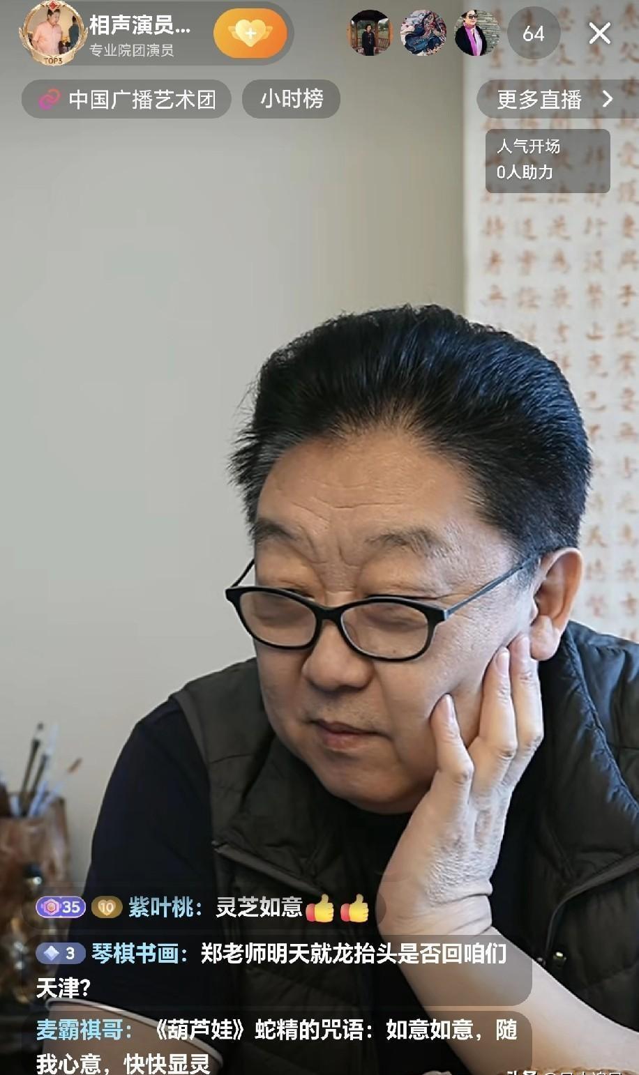 相声圈有个老演员，最近总在叹气。
六十多岁的郑健，总被贴上“反德云社”的标签。