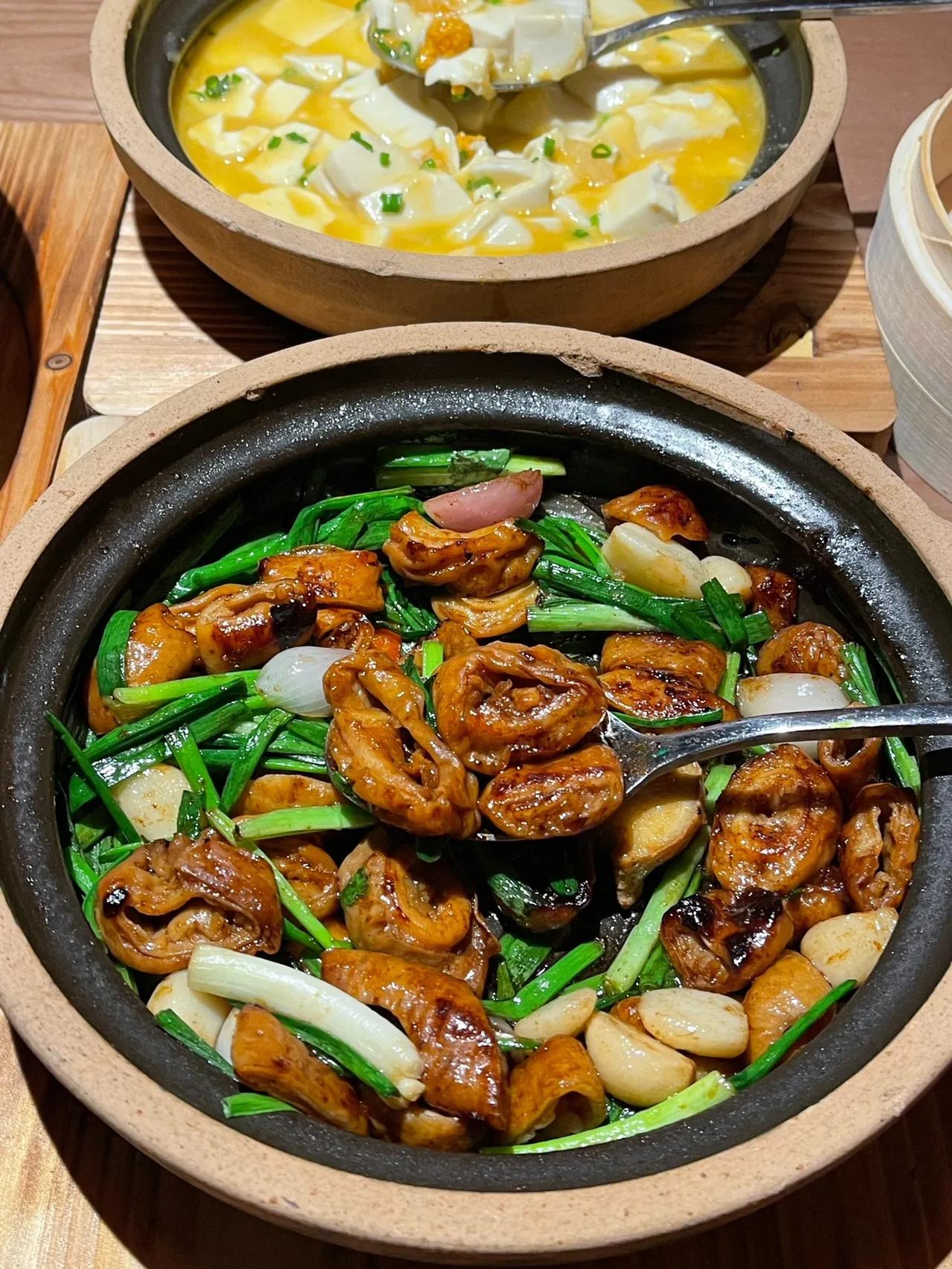 在成都！适合阴嗖嗖天气里吃的饭

在成都吃了好几次都觉得还不错的啫啫煲，热气腾腾