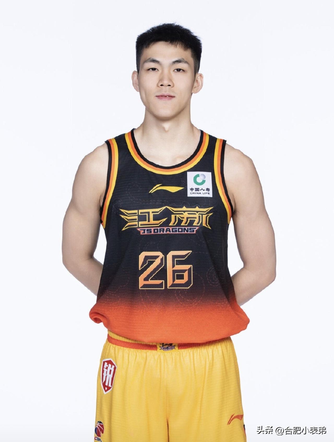 庞峥麟入选国家队真的太惊喜了！庞峥麟凭借在联赛里的稳定发挥和亮眼表现，终于敲开了