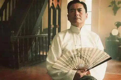 "啪"的一声脆响，法租界"公兴俱乐部"的赌台上，一张签着四千大洋的支票被重重地推