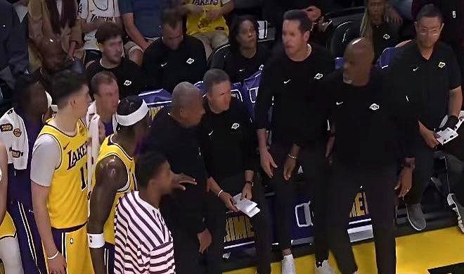 湖人队输了36分！这球打的，还跟自家教练吵起来了！
 

北京时间4月8号，湖人