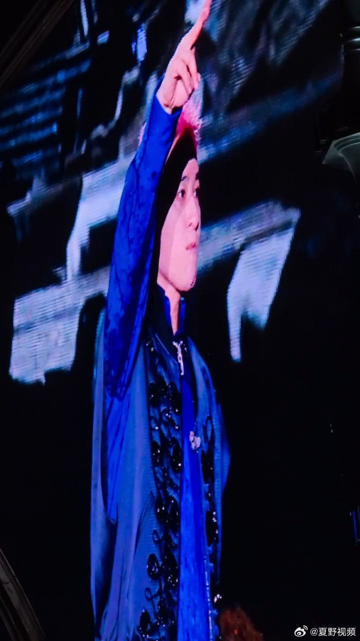 潘玮柏眼眶红了潘玮柏舞台落泪瞬间，眼底含泪仍坚持唱完曲目。感动藏不住，专业更在线