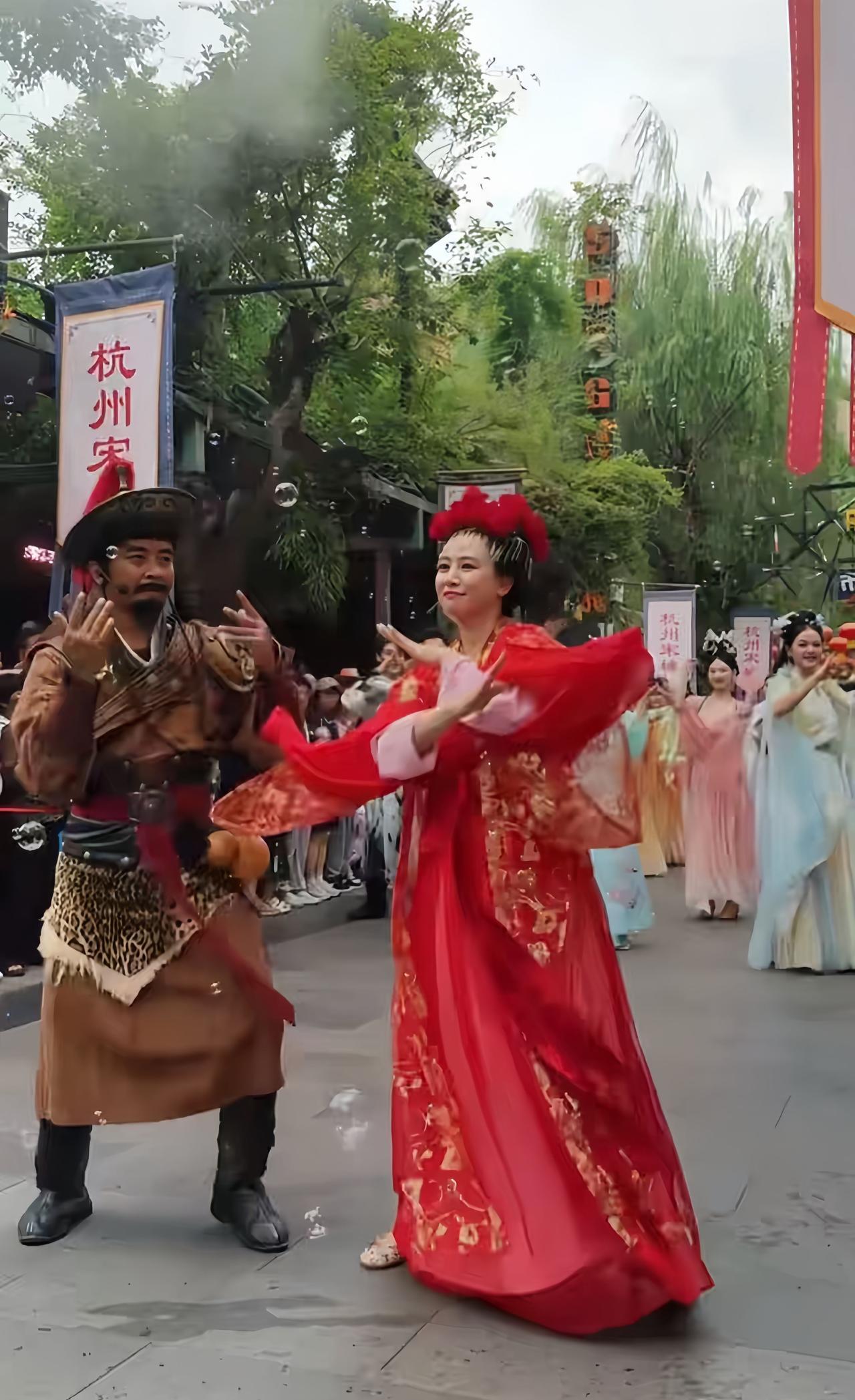 近日，翁虹现身杭州某景区商演，她身穿红色古装，在景区跳舞的画面。

翁虹是198