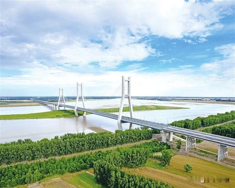6月16日零时起，沿黄高速公路兰考至封丘段正式通车运营。别看这段路全长只有30.