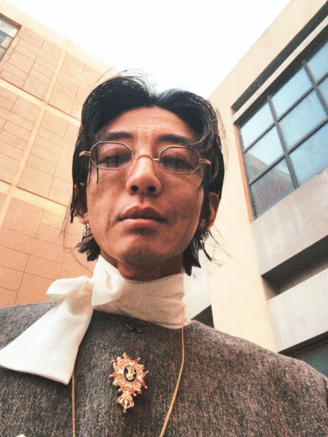 昨天啊 昨天喝了杯烈酒 躺在沙发上 于是我摊开双手 允许一切流走…复古 每日穿搭