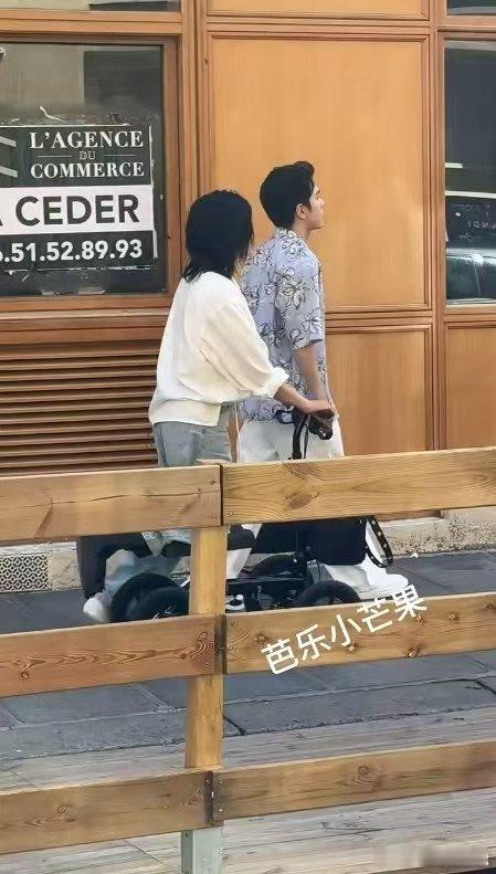 尚雯婕身边随时刷新一个李佳琦哇塞！尚雯婕腿部有恙，李佳琦全程贴心呵护，情谊令人动