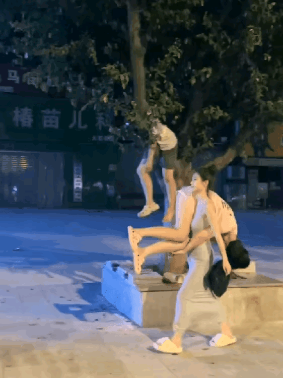 她是怎么挂上去的[捂脸][捂脸][捂脸]