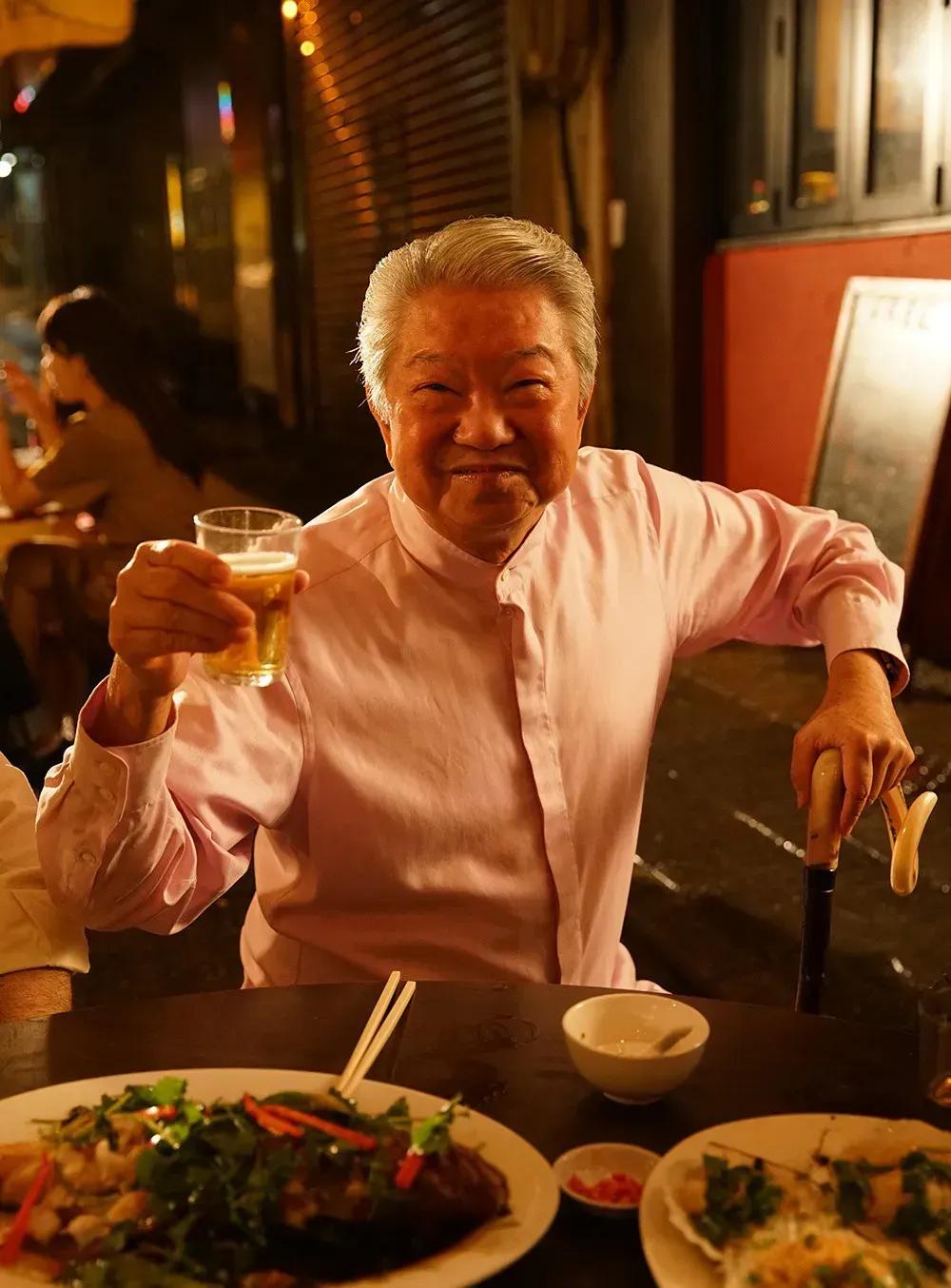 黄霑生前曾说：“蔡澜是中国最后一个具有五代名士风流的名人”！

唯大英雄自本色，